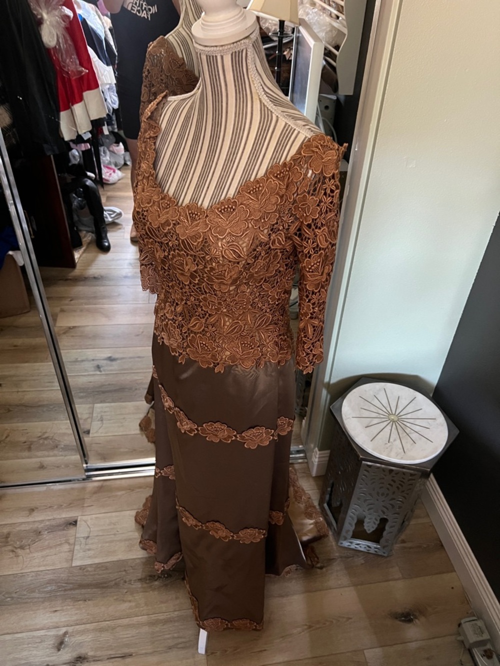 1 hour sale. Helen Morley, size 4, Copper-Tone Lace Appliqué Evening Gown, train - Picture 4 of 10